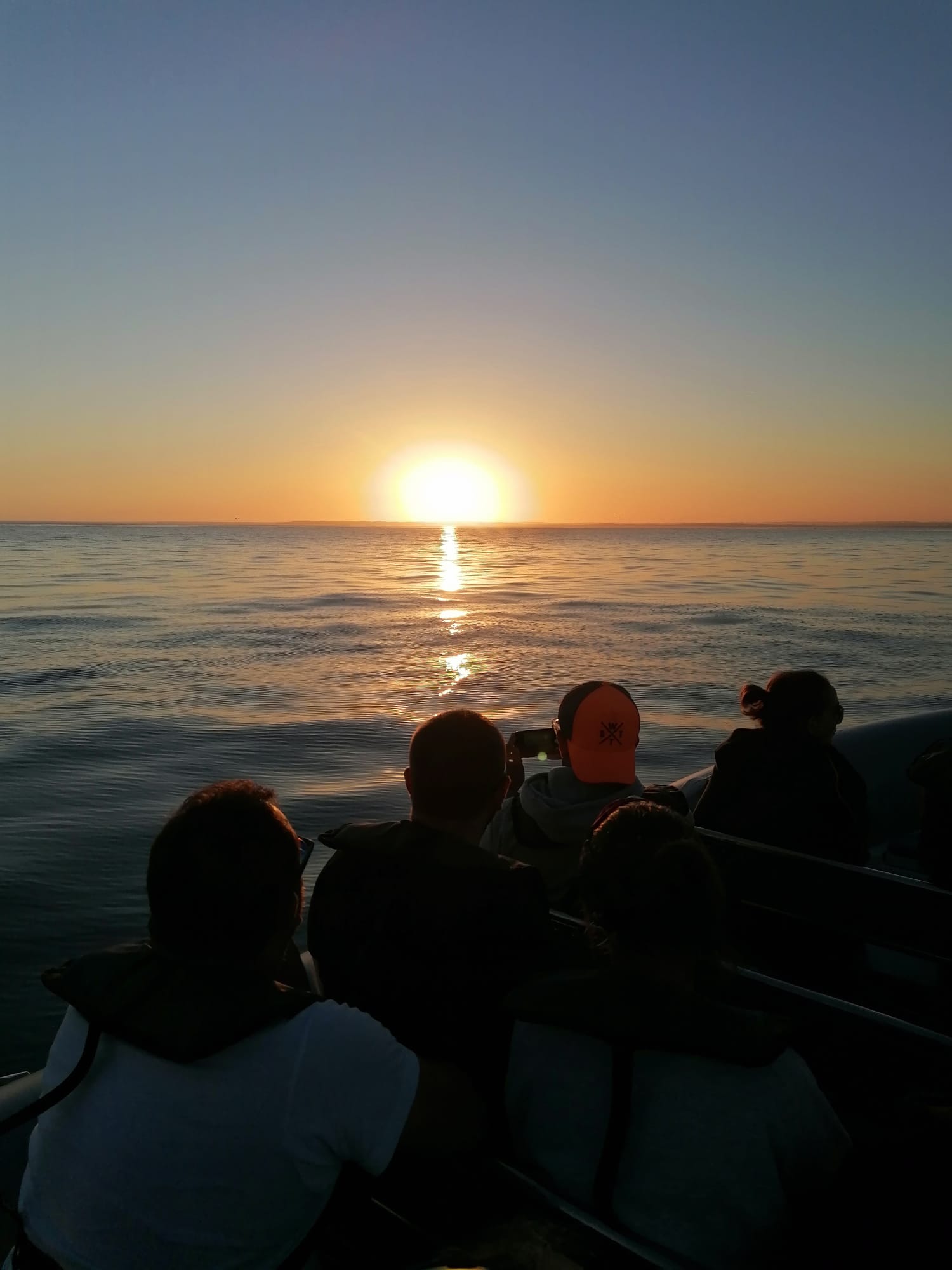 Pôr do sol sobre o Atlântico com grutas ao fundo